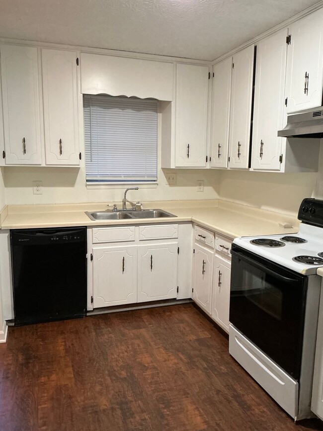 Photo - 2 bedroom, 2 bath duplex in Sleepy Creek off Lumpkin Street! Move-in Ready