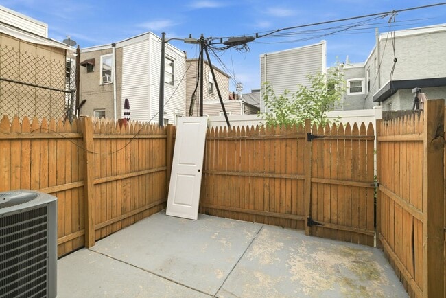 1905 E Harold St