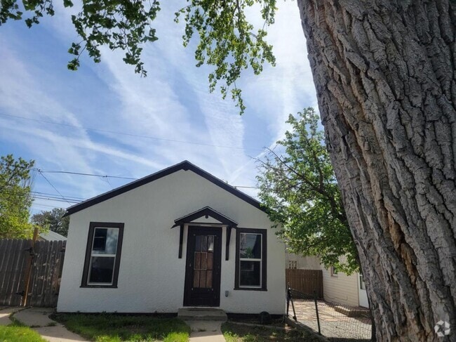 Building Photo - 909 8th St Unit 1/2 Rental