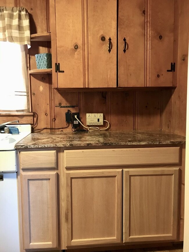 Building Photo - Seasonal Furnished rental sleeps 4