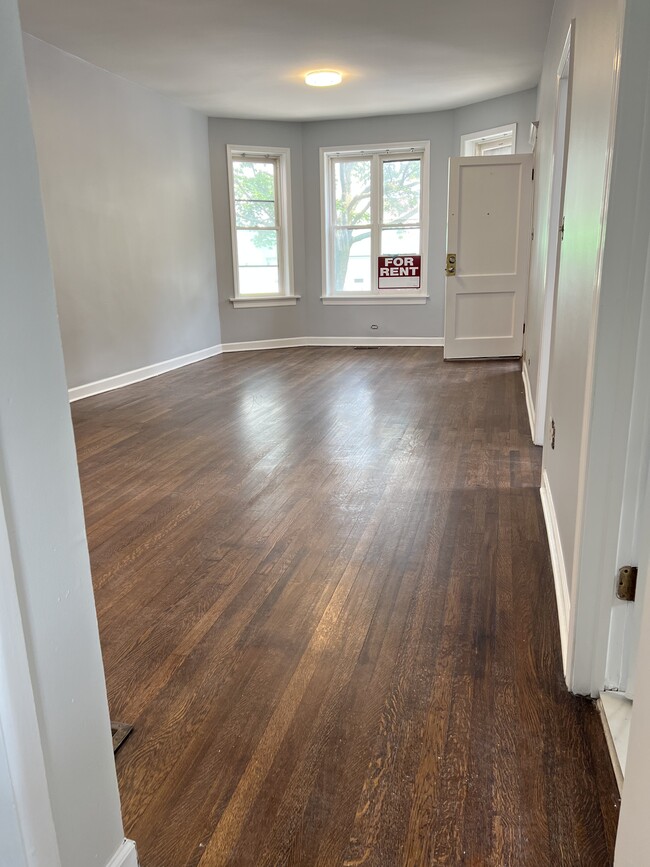 Living room - 1417 W Sunnyside Ave Apartments Unit 1