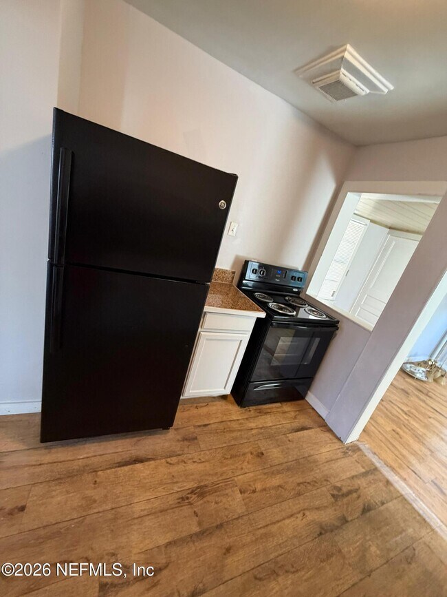 Photo - 837 St Clair St