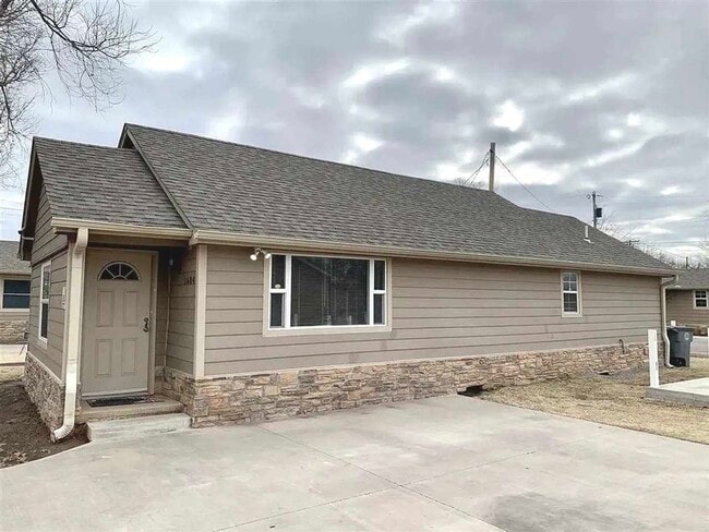 Building Photo - 1604 NW Lindy Ave Unit 2 Rental