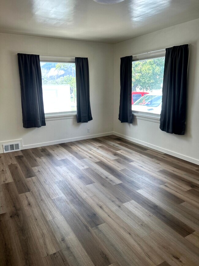 Front Family Room - 3855 Nordin Ave