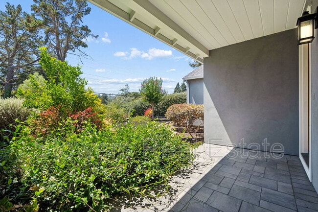 Photo - 1099 Larch Ave