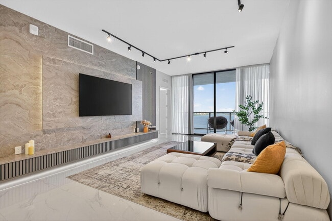 Building Photo - 700 NE 23rd St Unit 3206