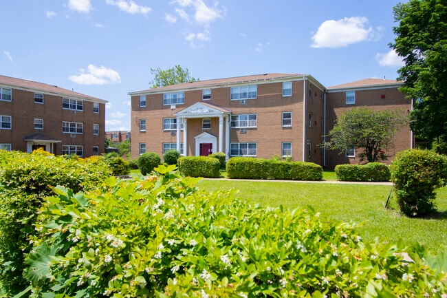 Frontal view of the apartment building and the garden - High Park Terrace Rental
