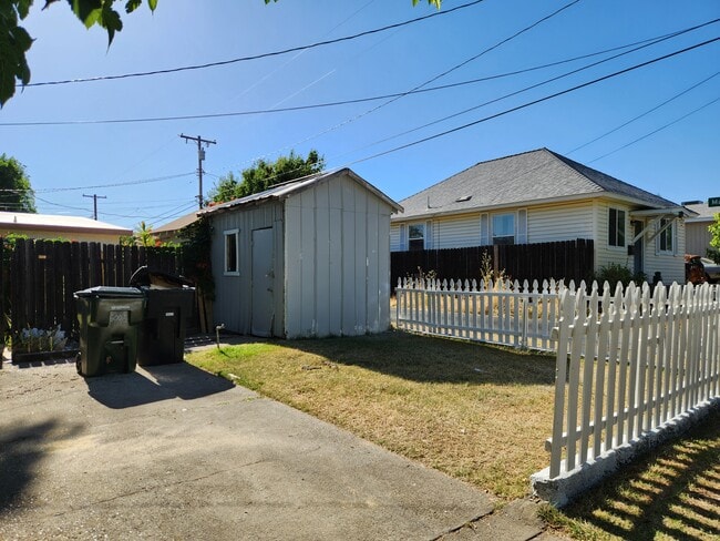 Photo - 600 1/2 Grove St
