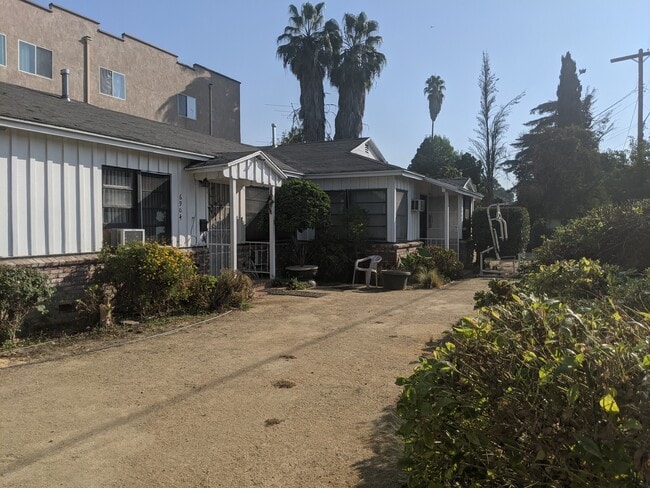 Photo - 6906 Woodley Ave Unidad a