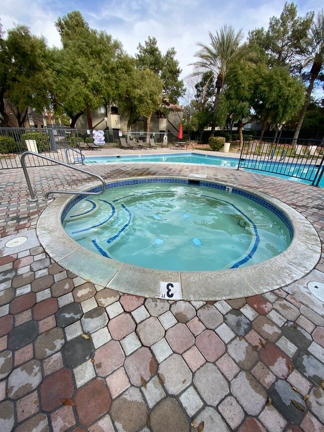 Photo - AMERICANA Property Mgmt - 1 Bedroom Condo in SEDONA, South end of The Strip