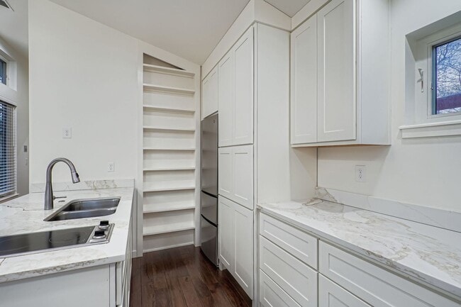 Photo - 2290 Nicholl St E