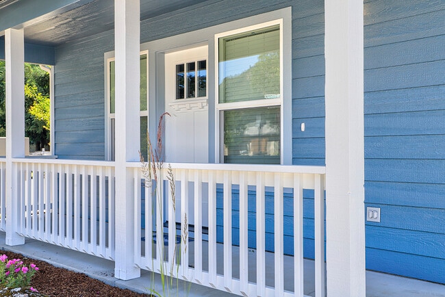 Photo - 1002 SE N St