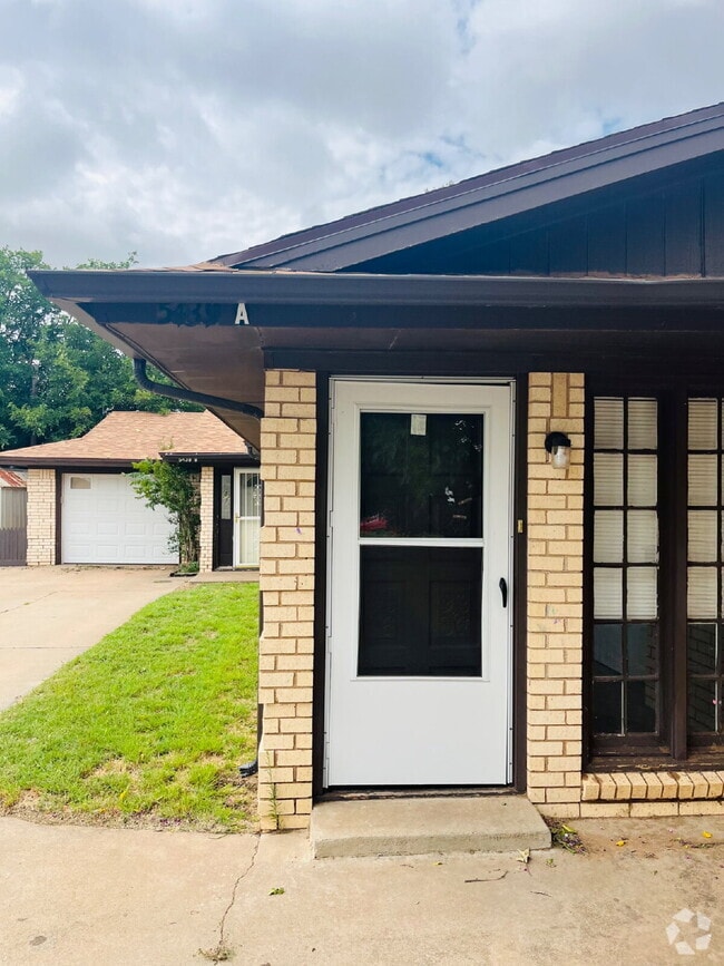 Building Photo - 2 Bedroom Duplex Unit A Rental