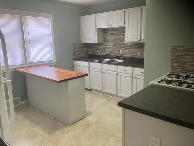 Kitchen - 57 Logan Ave W