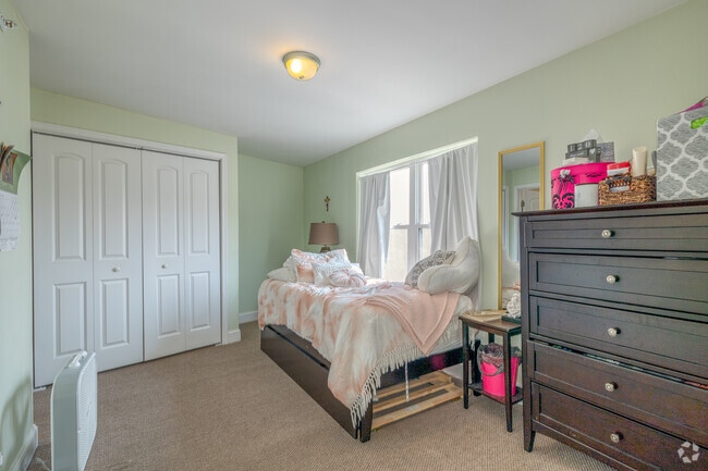 4BD, 3BA - 1,500SF