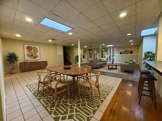 Building Photo - 1325 W Poplar St Unit 1st Floor