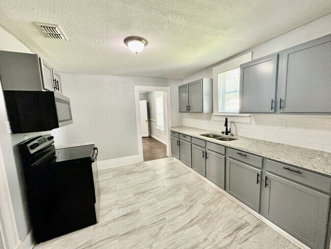 Photo - Wonderful Bungalow Just Renovated!