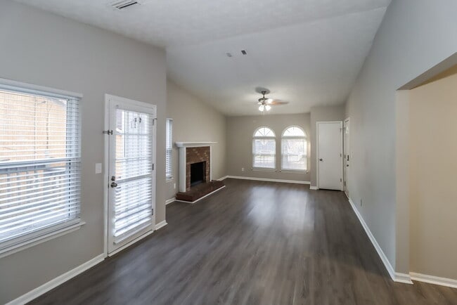 Photo - 643 Tarragon Way SW