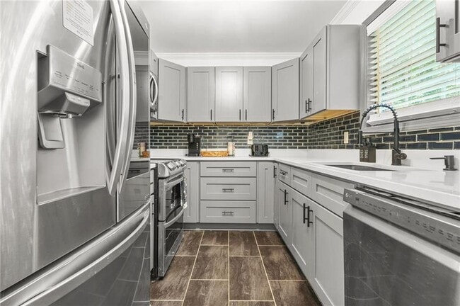 Photo - 545 Elmwood Rd NW