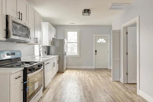 Building Photo - 1626 N Washtenaw Ave Unit 2R