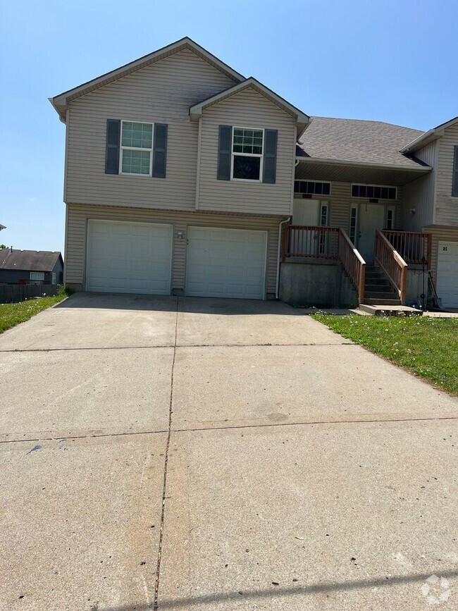 Building Photo - Coming Soon! Huge 3 bedroom 3 Bath home in...