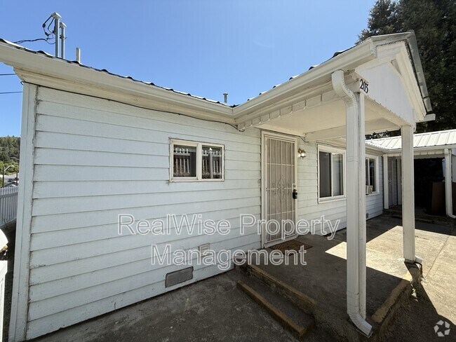 Building Photo - 203 NW Pine St Rental
