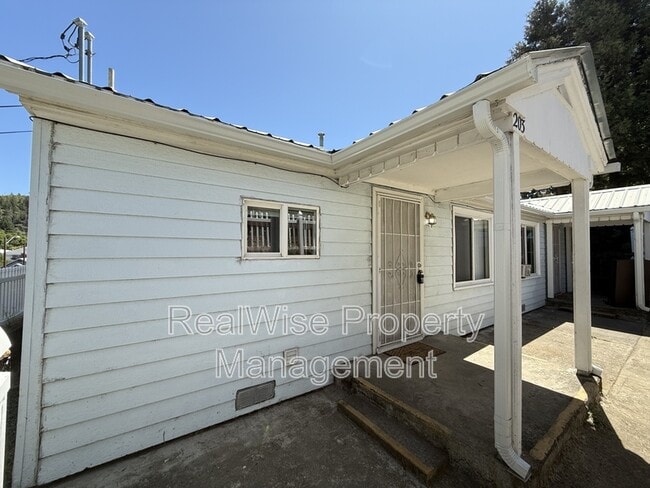 Building Photo - 203 NW Pine St Rental