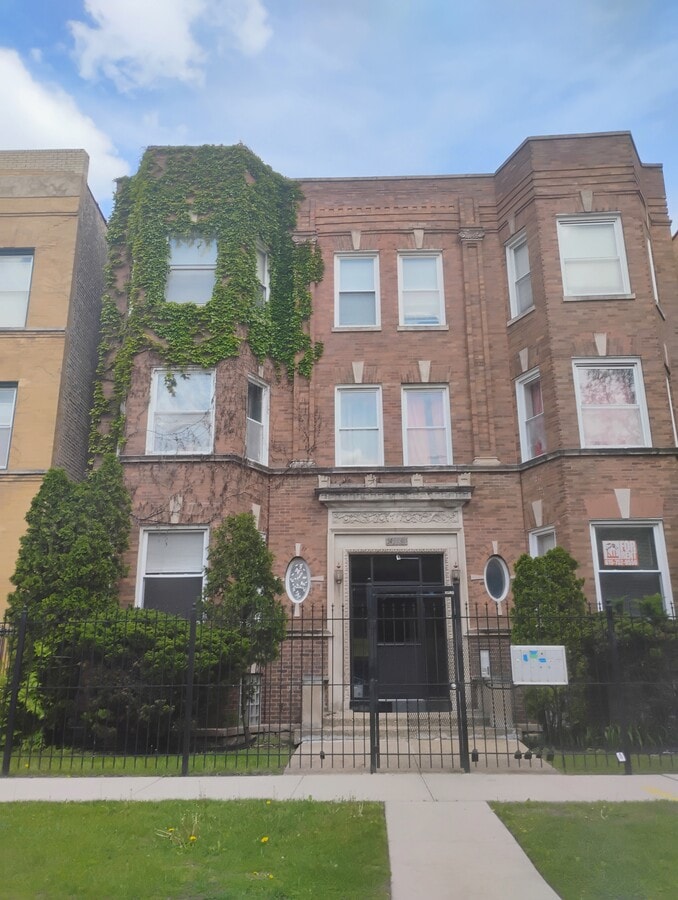 Photo - 5741 S Calumet Ave Unidad Washington park 5bed/3bath Duplex