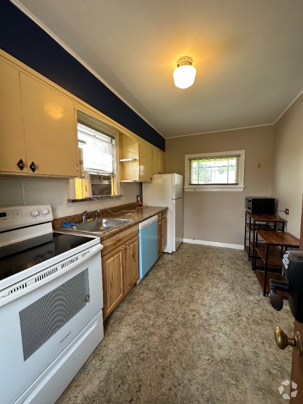 Building Photo - 1016 1/2 W Park St Rental
