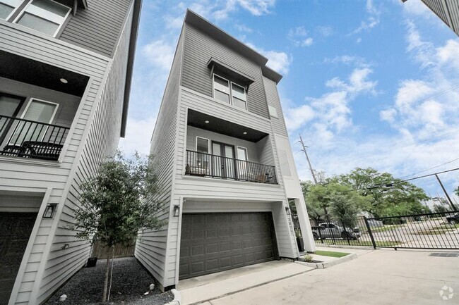 Building Photo - 3022 Live Oak St Rental