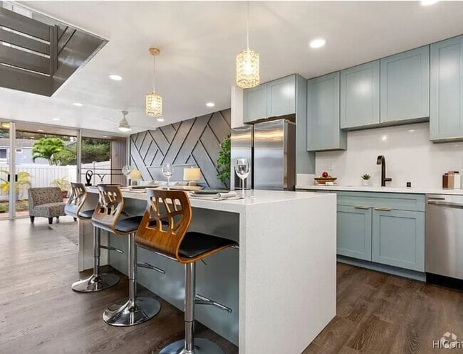 Building Photo - Renovated Partly Furnished 3-bedroom, 2.5-... Rental