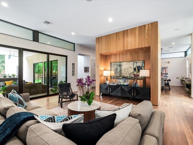 Photo - 1703 Dexter St