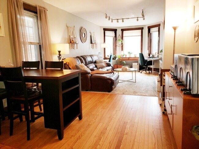 Photo - 1530 W Diversey Pkwy