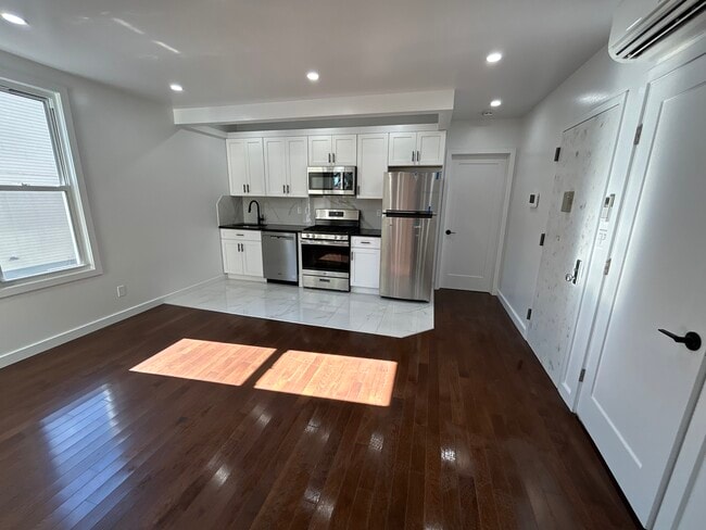 Building Photo - 7 Roseville Ave Unit Rosevile
