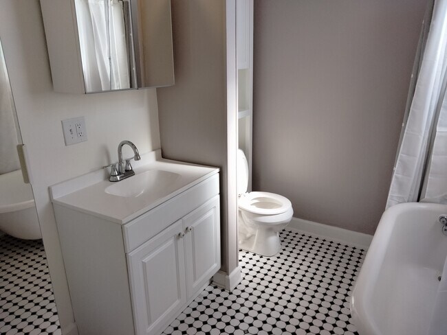 Photo - 743 W Bruce St