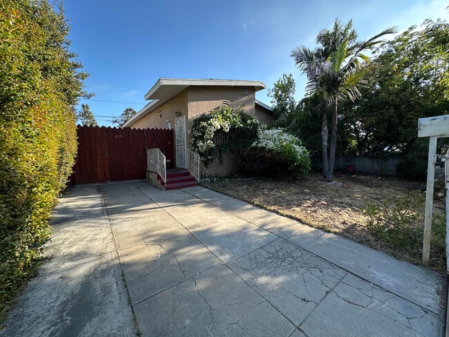 Building Photo - 636 W Buckthorn St