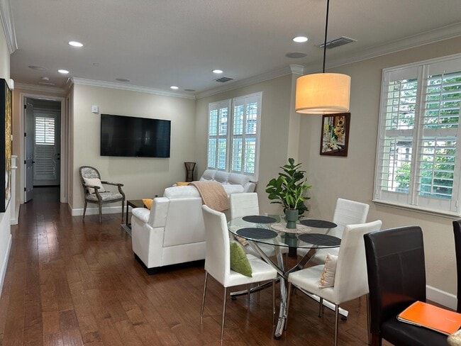 496 Rialto Pl