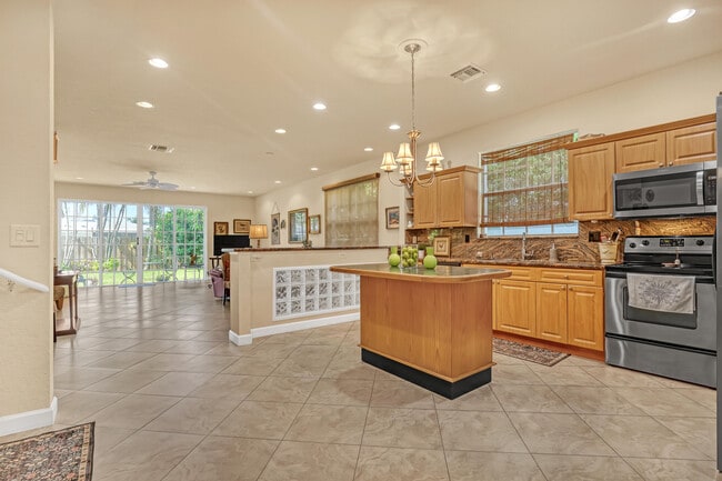 Photo - 2560 NE 11th St