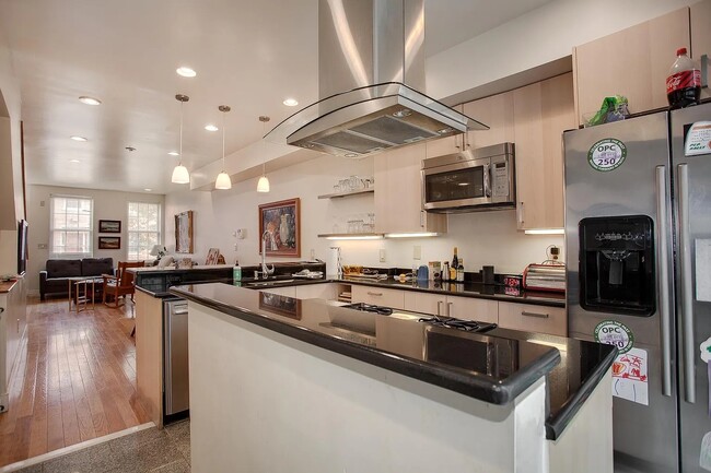 Photo - 842 Lombard St Townhome