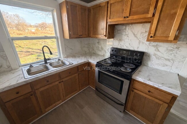 Photo - 2410 Veterans Dr