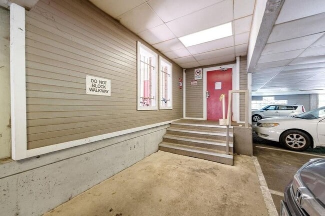 Building Photo - 1/1 Condo in Gated Community Unit 106
