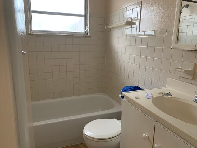 Photo - 1211 mook st