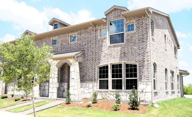 Like NEW 3 Bed - 3 Bath Townhome in Denton - Like NEW 3 Bed - 3 Bath Townhome in Denton