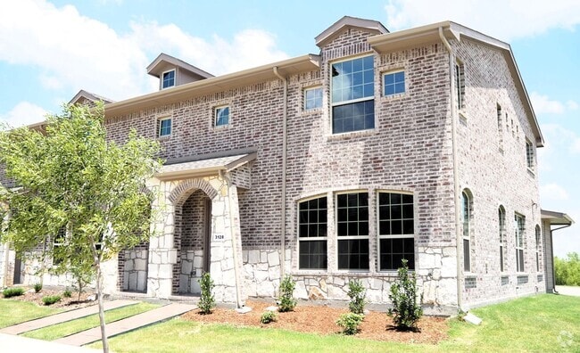 Building Photo - Like NEW 3 Bed - 3 Bath Townhome in Denton