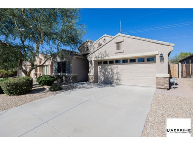 Building Photo - Live Large and Relax in Style in this Stun...
