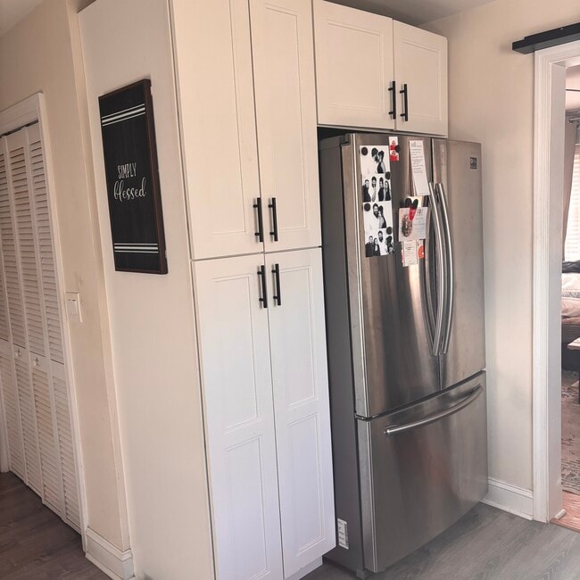 Photo - 466 Windsor Dr