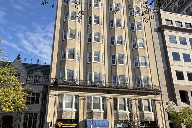 Building Photo - 900 Sherbrooke St W Unit 12