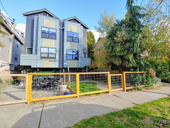 Stunning 3 Bedroom Townhouse in Greenlake! - Stunning 3 Bedroom Townhouse in Greenlake!