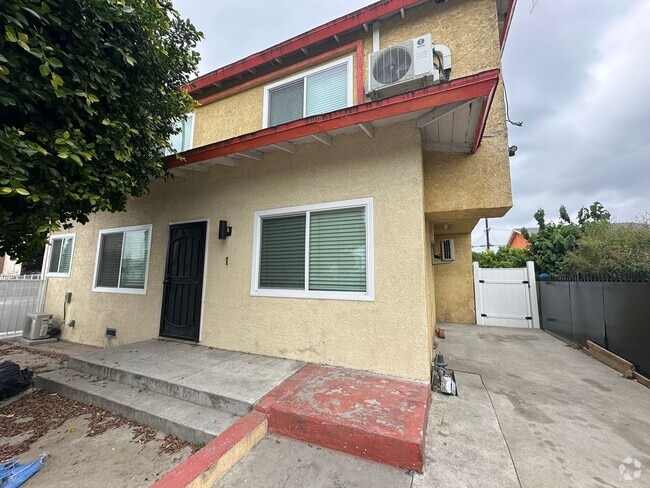 Building Photo - Completely Renovated 2 Bed + 2 Bath House ... Unit 1