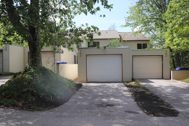 Building Photo - 703 Idlewood Ln Rental